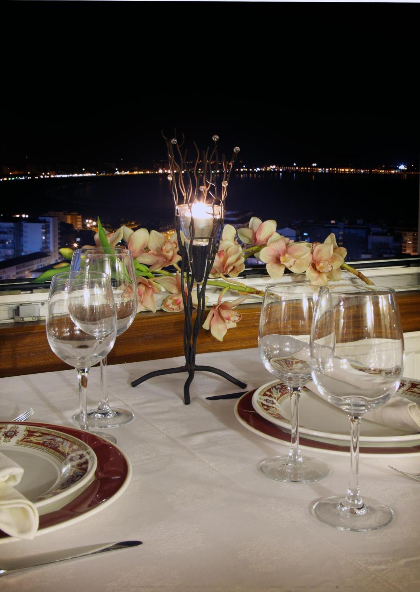 Hotel Restaurante Risco Laredo Exterior photo